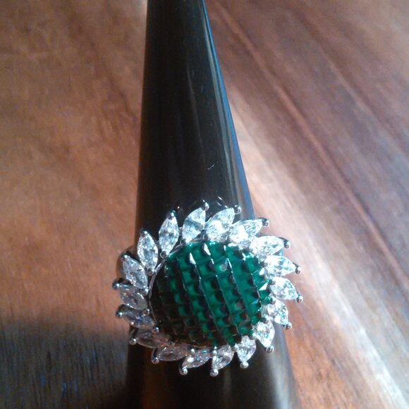Simulated White and Green Diamond Sunburst Sterling Silver Ring (Size 6) - Picture 6 of 11